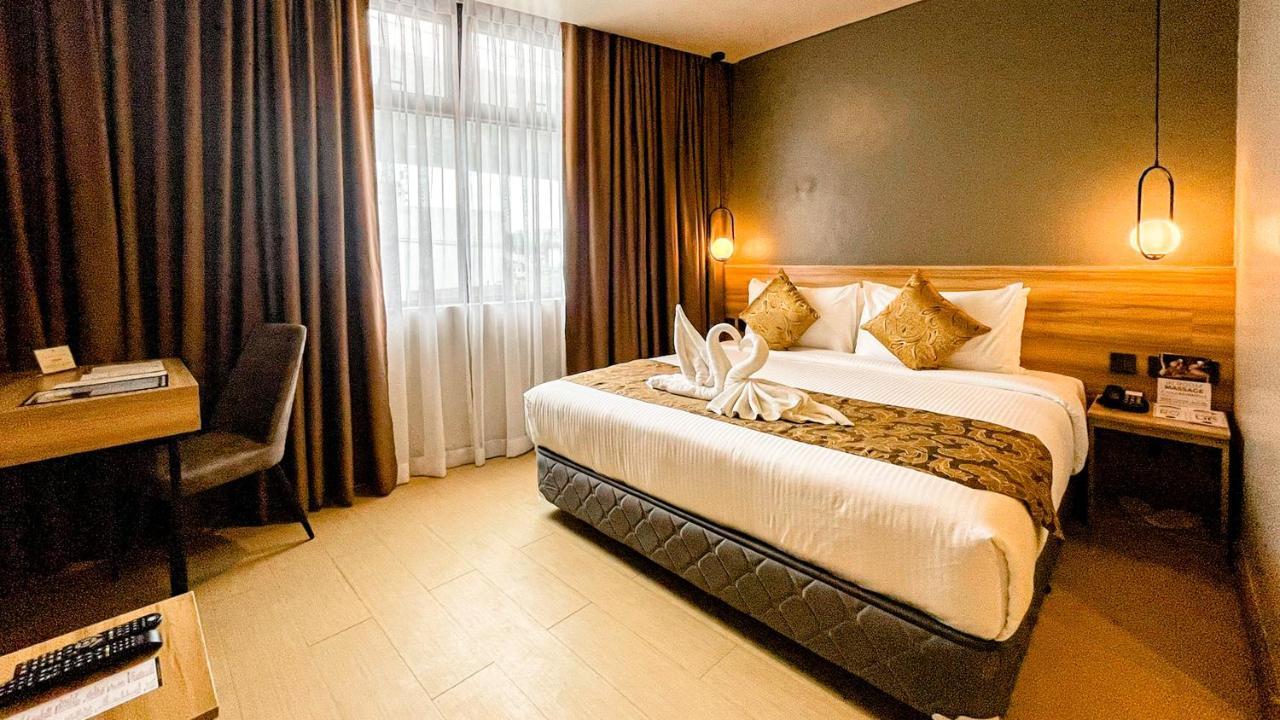 Madison 101 Hotel + Tower Кесон-Сити Экстерьер фото