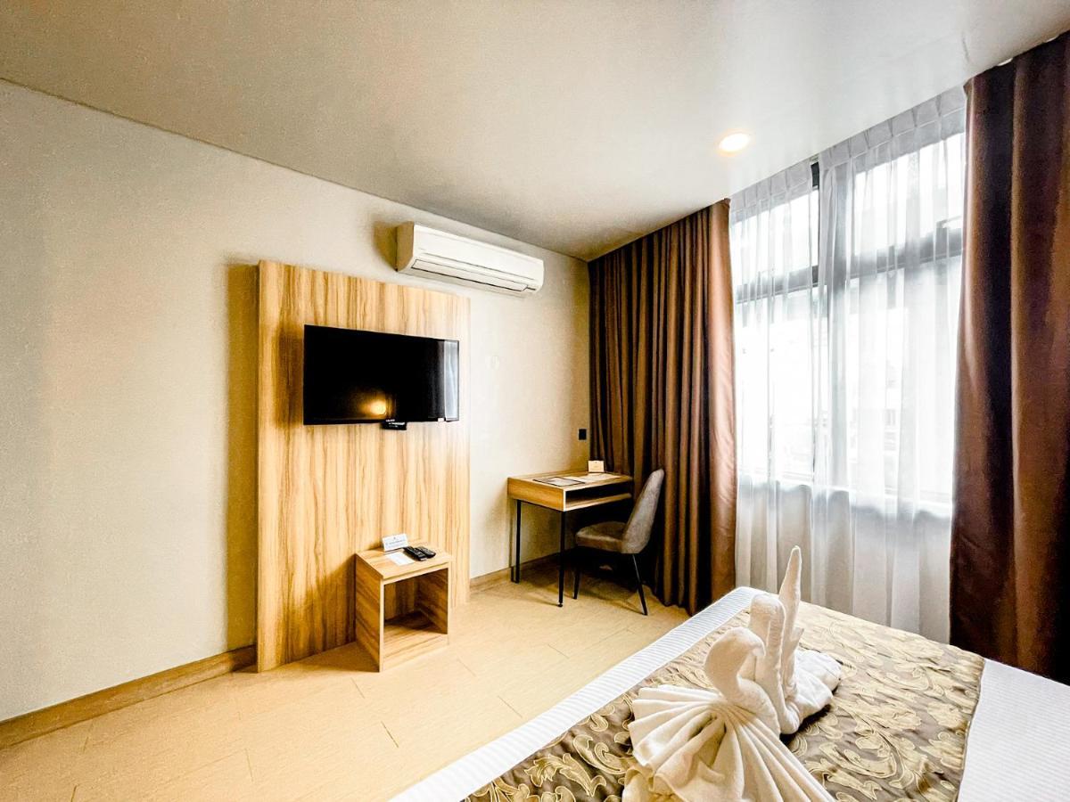 Madison 101 Hotel + Tower Кесон-Сити Экстерьер фото
