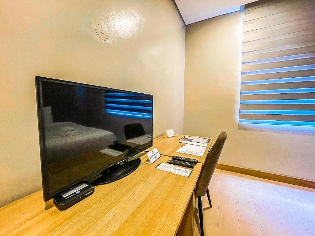 Madison 101 Hotel + Tower Кесон-Сити Экстерьер фото