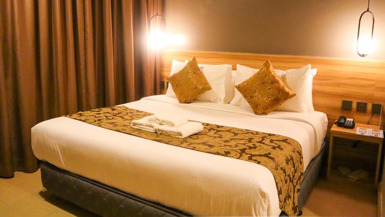 Madison 101 Hotel + Tower Кесон-Сити Экстерьер фото