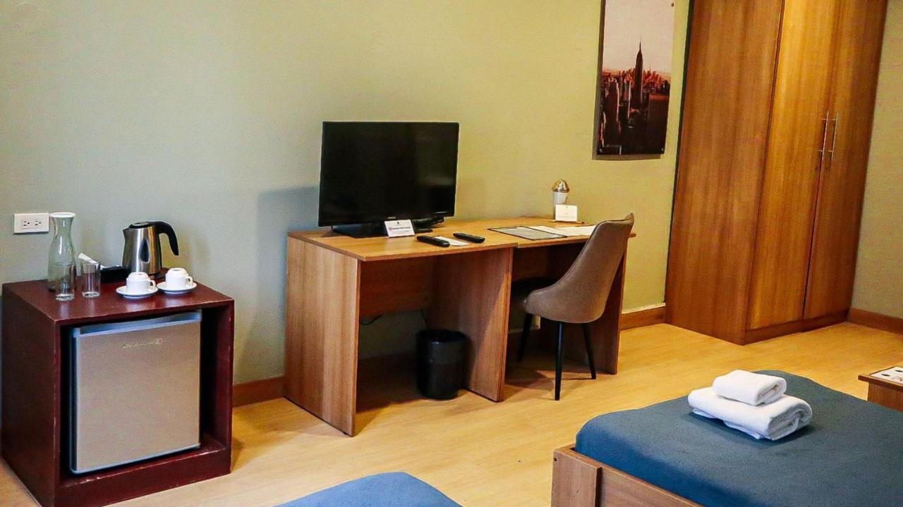 Madison 101 Hotel + Tower Кесон-Сити Экстерьер фото