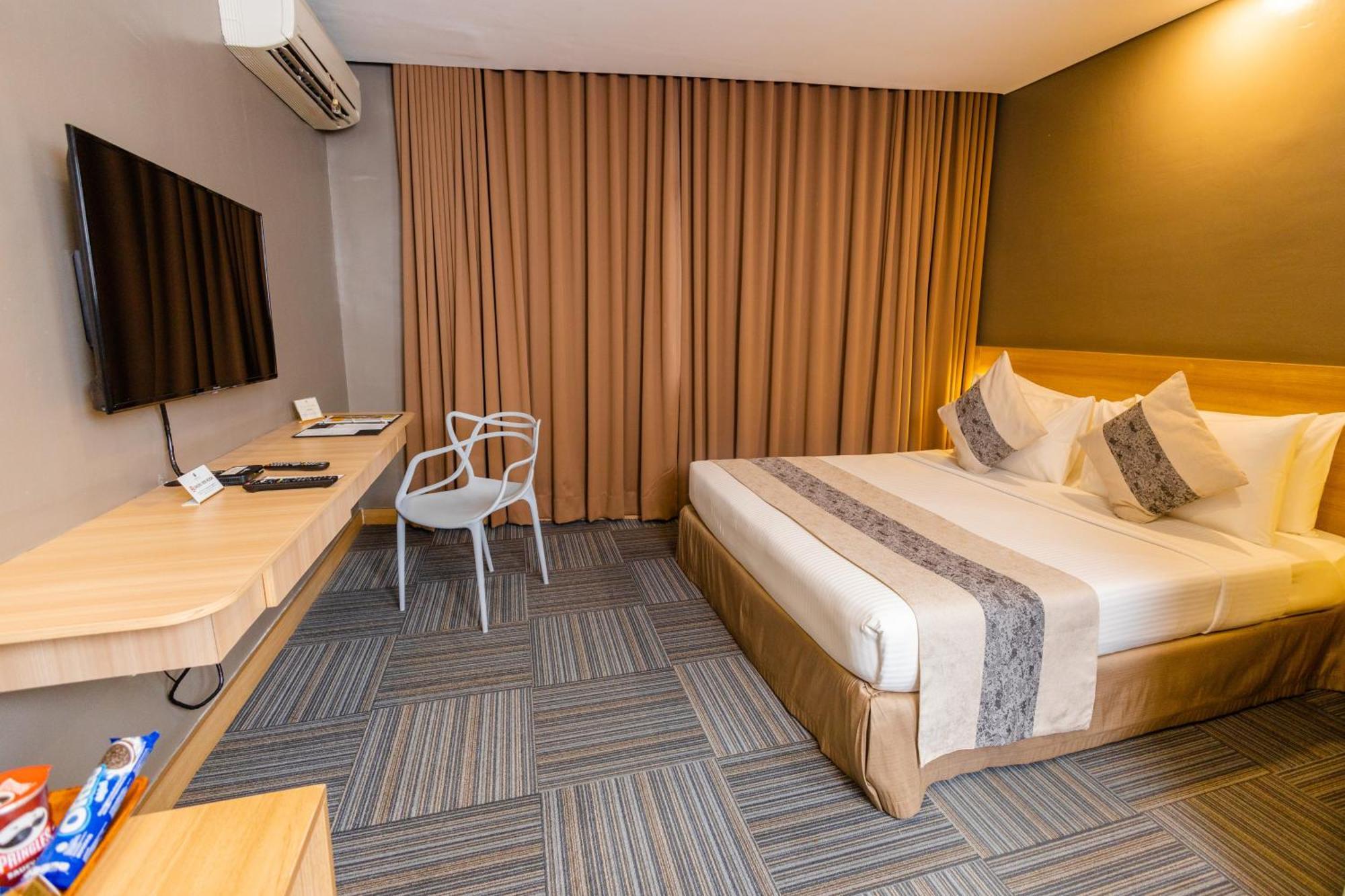 Madison 101 Hotel + Tower Кесон-Сити Экстерьер фото