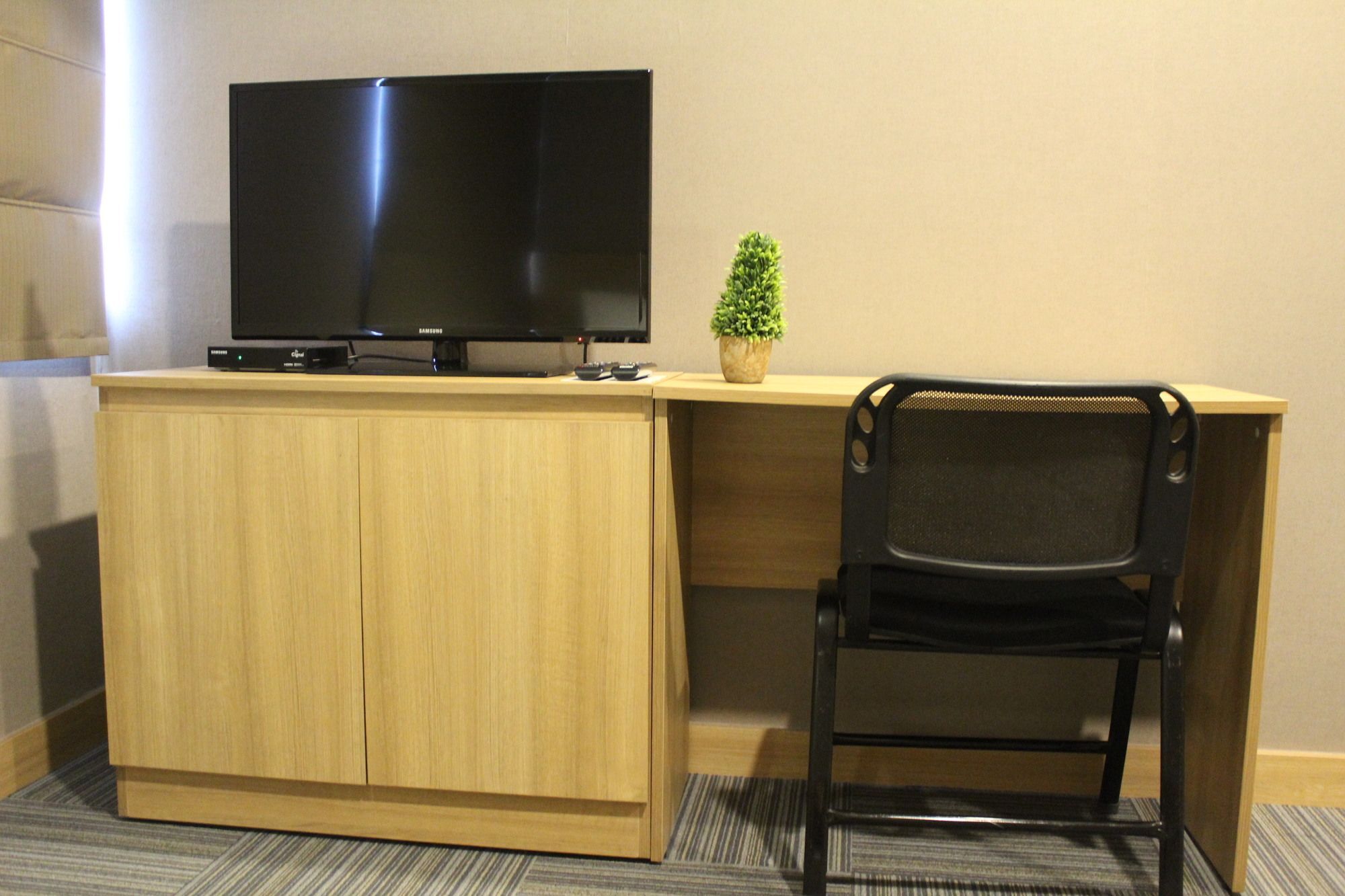 Madison 101 Hotel + Tower Кесон-Сити Экстерьер фото