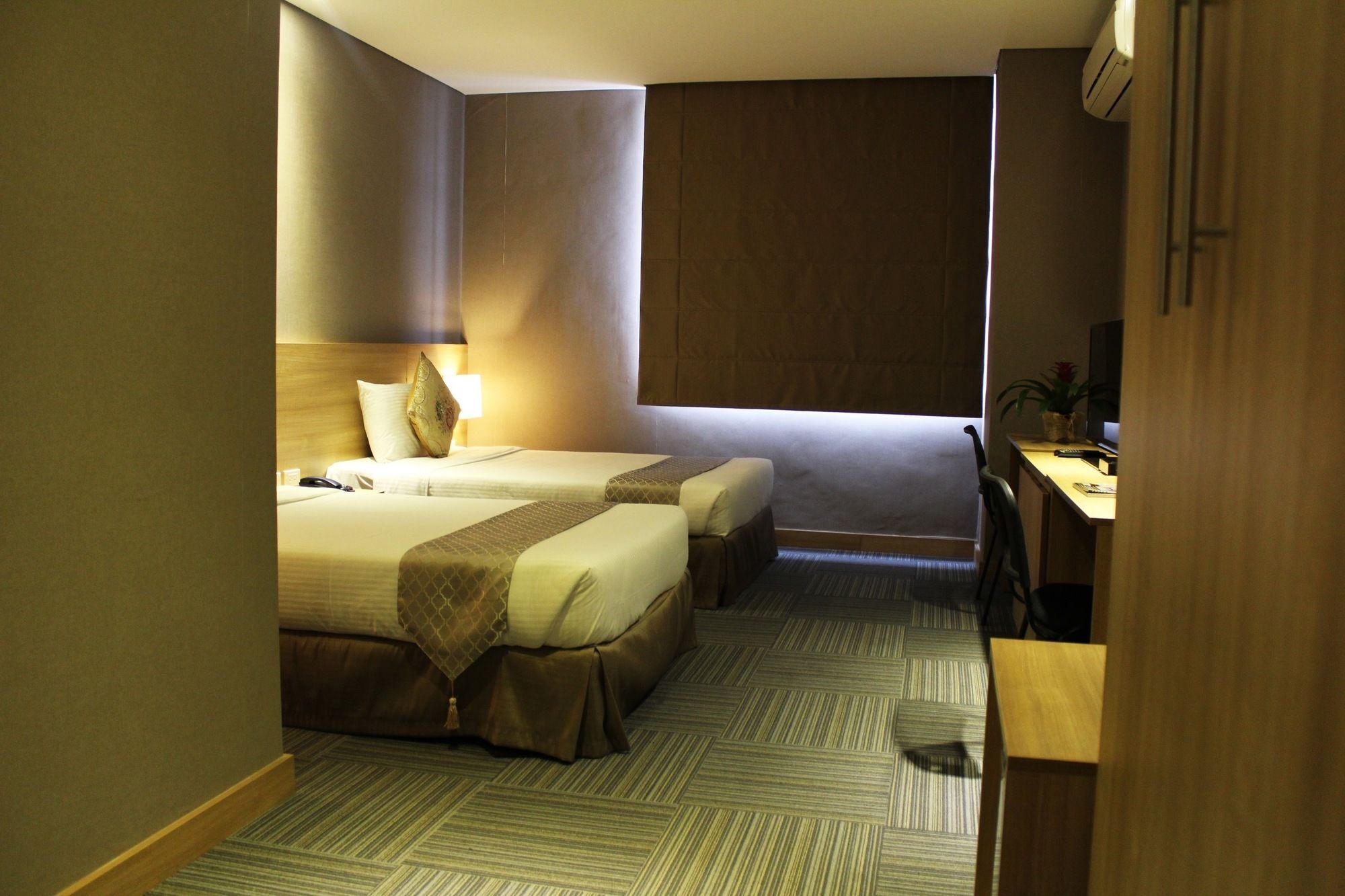 Madison 101 Hotel + Tower Кесон-Сити Экстерьер фото